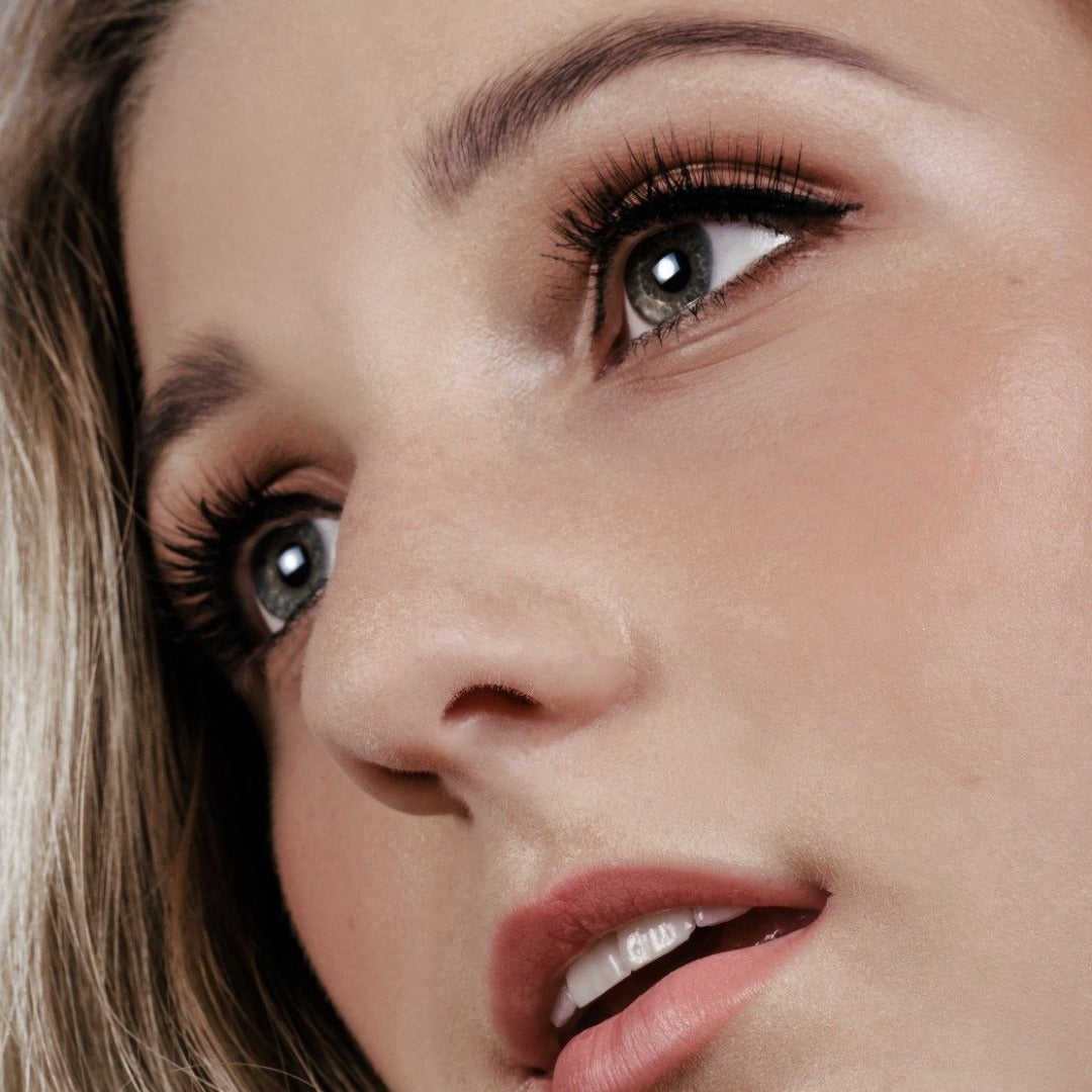 woman wearing trend setter magnetic lashes